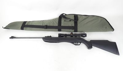 un fusil avec son étui, sur fond blanc