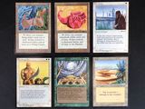 six cartes posées sur une table noire