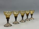 six verres à vin anciens en argent et en or, alignés en rangée