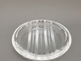 un gros plan d'une assiette en plastique transparent posée sur une table