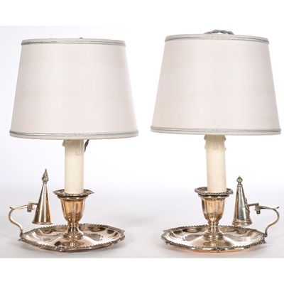 PAIRE DE BOUGEOIRS A MAIN et leur mouchette en métal argenté… - Photo 1