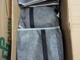une boîte en carton contenant tout un tas de sacs