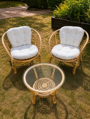 deux chaises et une table basse dans l'herbe