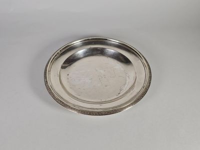 gros plan d'une plaque d'argent sur une surface blanche