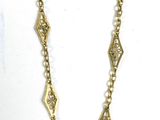 collier de couleur dorée, doté d'une longue chaîne ornée d'un motif en forme de diamant