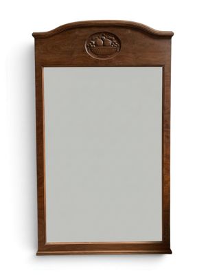 un miroir en bois accroché à un mur blanc, avec un cadre en bois
