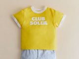 un t-shirt jaune et un short bleu sur un cintre