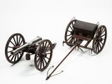 paire de modèles anciens en bois et en fonte représentant un canon et son affût