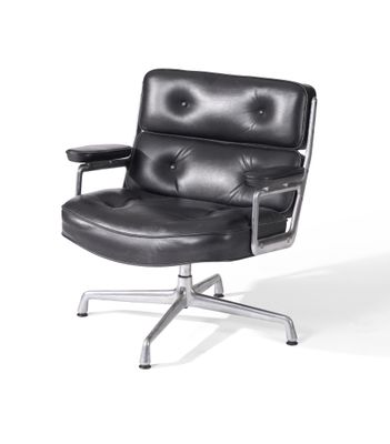 une image représentant un fauteuil de bureau en cuir noir sur fond blanc