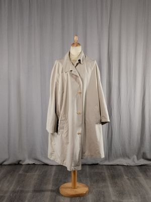 le manteau est posé sur un mannequin devant un rideau