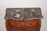Petite commode galbée en marqueterie ouvrant par deux tiroir… (photo 2)