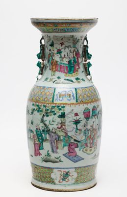 un vase avec un tableau posé sur une table