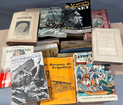 de nombreux livres posés sur une table
