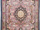 un tapis persan ancien orné d'un motif en médaillon sur fond rose