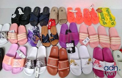 many pairs of slippers that are lined up on a table