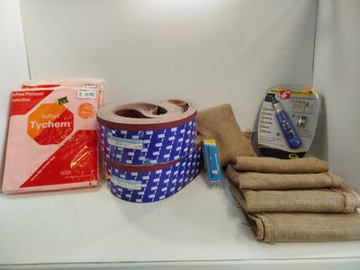 une étagère sur laquelle se trouvent un rouleau de tissu, un rouleau de tissu, un rouleau de tissu et d'autres objets