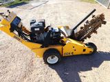 une petite machine jaune posée par terre