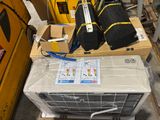 une pile de cartons sur laquelle est posé un équipement quelconque