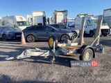 une remorque avec une remorque attachée à celle-ci dans un parking