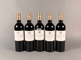 quatre bouteilles de vin sont alignées