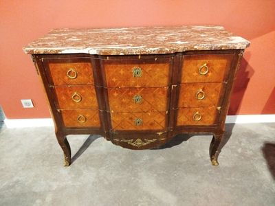 une commode en marbre dans le coin d'une pièce