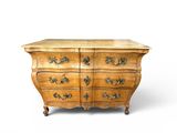 une commode en bois avec un plateau en marbre
