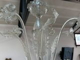 un vase en verre contenant des fleurs, posé sur une table