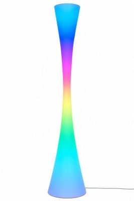 une photo d'une lampe colorée posée sur une table