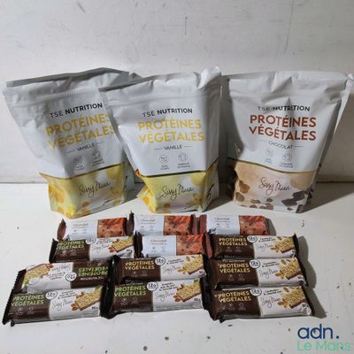 Plusieurs sachets de protéines sont posés sur une table, à côté d'un paquet de céréales.