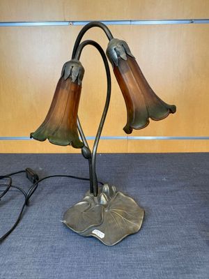 l'image d'une lampe posée sur une table