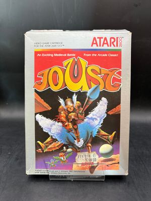 La boîte du jeu « Jouste » pour Atari est posée sur une table.