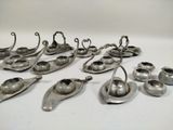 many spoons that are sitting on a table