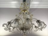 un lustre suspendu au plafond d'une pièce