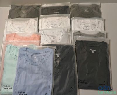 de nombreux modèles différents de t-shirts dans le colis