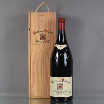 une bouteille de vin posée à côté d'une caisse en bois
