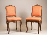 paire de chaises d'appoint en noyer sculpté, de style Louis XV