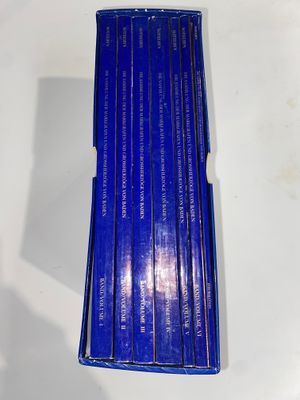 six livres dans une boîte bleue posée sur une surface blanche