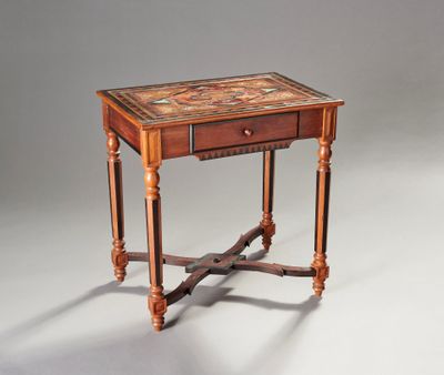 l'image d'une petite table surmontée d'un tiroir