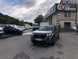 une voiture garée devant un immeuble, sur un parking