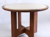 une image représentant une table ronde avec un plateau en marbre et des pieds en bois