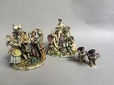 trois figurines en porcelaine représentant des personnages et des animaux, posées sur un fond blanc