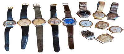 tout un tas de montres posées les unes à côté des autres sur la table