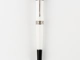 un stylo blanc et noir posé sur une surface blanche