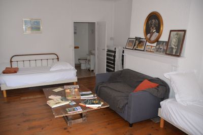 un salon avec un canapé et un lit