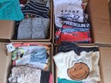 quatre cartons de vêtements qui se trouvent dans un carton