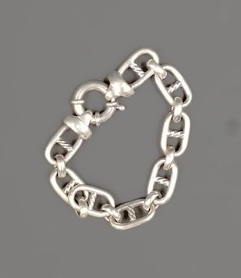 un gros plan sur un bracelet à chaîne en argent orné d'un crâne