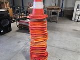 un grand cône orange surmonté d'une bande blanche