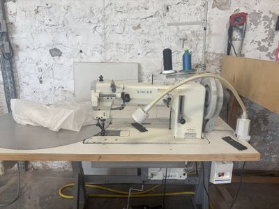 une machine à coudre posée sur une table