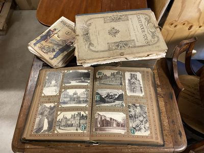 un livre ouvert posé sur une table à côté d'une pile de livres