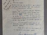 une vieille lettre manuscrite d'un homme tenant un bout de papier sur lequel sont inscrits des mots